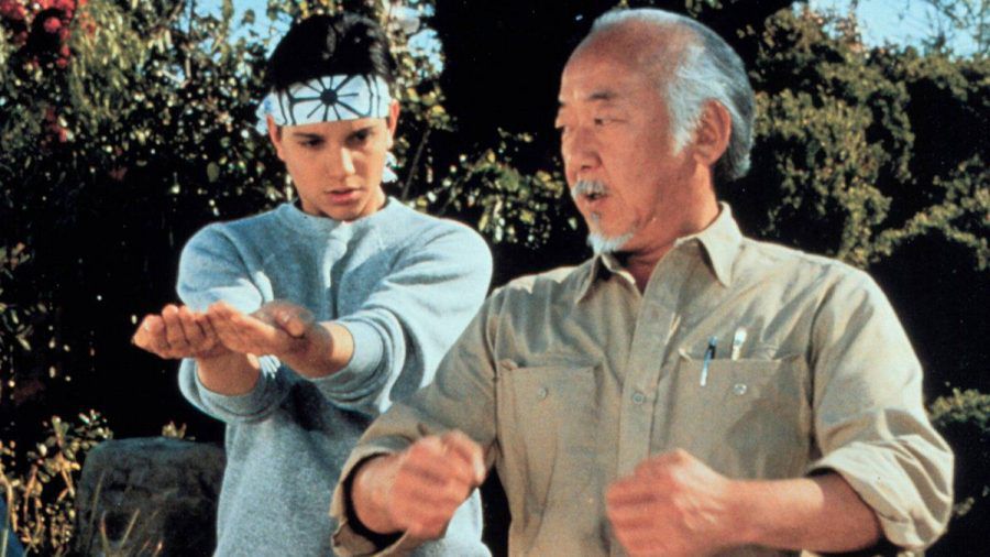 In der Rolle des Daniel LaRusso (l.) bestand Schauspieler Ralph Macchio neben dem von Pat Morita gespielten Mr. Miyagi die wichtigsten Kämpfe seines Lebens. (elm/spot)