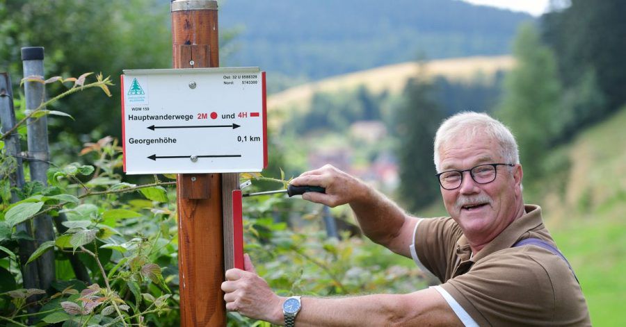 Wandern im Harz wäre sicher nur halb so schön, gäbe es nicht ein umfangreiches Wegenetz mit Beschilderung. Um dies zu gewährleisten, sind tagtäglich viele Wegewarte wie Klaus Petersen im Einsatz.