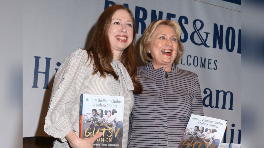 Chelsea (l.) und Hillary Clinton 2019 bei der Vorstellung ihres gemeinsamen Buches "The Book of Gutsy Women". (smi/spot)