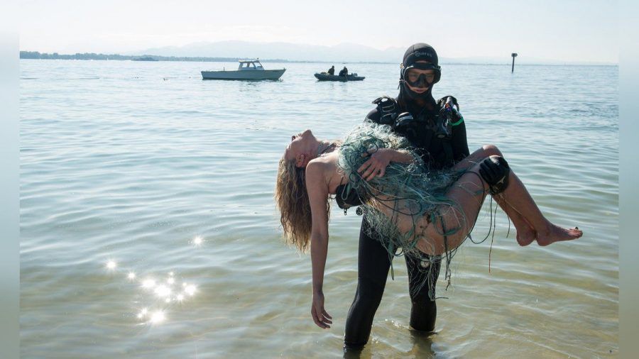 "Die Toten vom Bodensee - Stille Wasser": Ein Taucher trägt die mit Fischernetzen umspannte Leiche ans Ufer. (cg/spot)