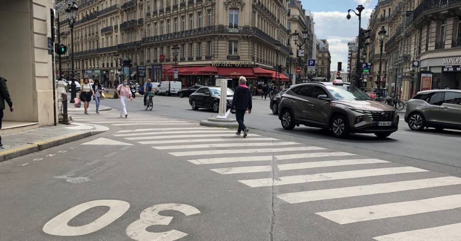 Auf einer Straße im Zentrum von Paris gilt Tempo 30. Ab sofort gilt diese Geschwindigkeitsbegrenzung in der französischen Hauptstadt fast überall.