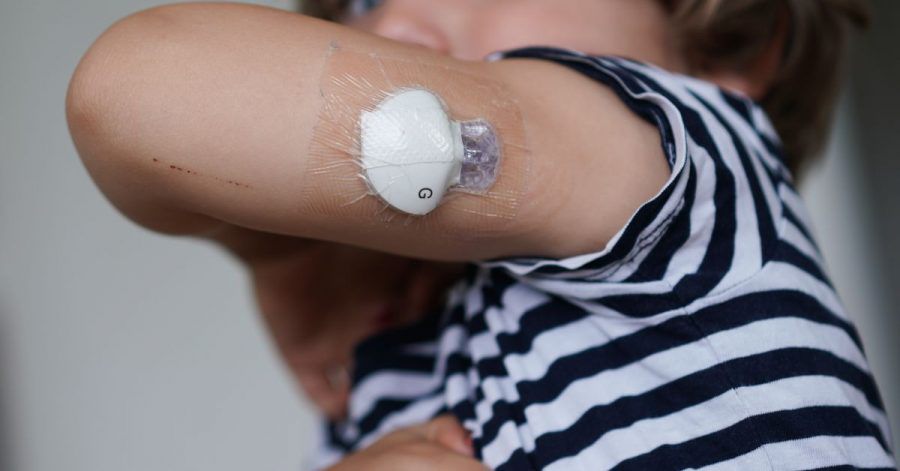 Auch wenn sie über eine Pumpe regelmäßig mit Insulin versorgt werden, haben Kinder mit Diabetes einen erschwerten Alltag.