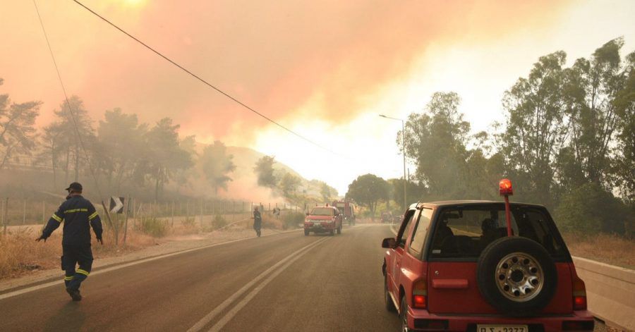 Feuerwehrleute bekämpfen einen Waldbrand in der Nähe des Dorfes Lampiri, westlich von Patras. Das an einem Berghang ausgebrochene Feuer hat sich in gefährlicher Nähe zu den Küstenstädten ausgebreitet.