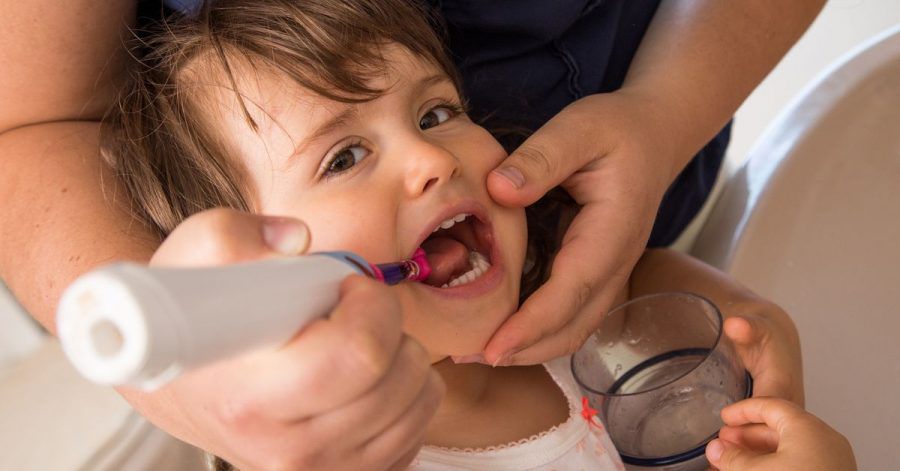 Bei Einjährigen sollte die fluoridhaltige Zahnpastamenge nicht größer als ein Reiskorn sein, ab dem Alter von zwei Jahren nicht größer als eine Erbse.