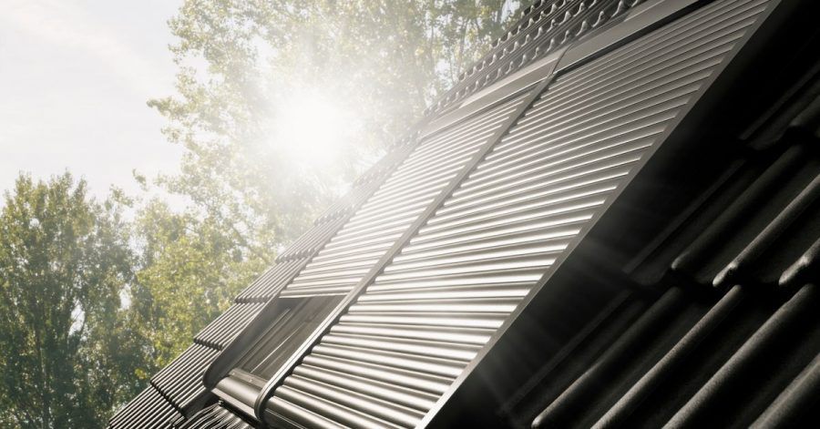 Am besten ist außenliegender Sonnenschutz für ein Dachfenster: Ein Rollladen zum Beispiel hält die Sonneneinstrahlung vom Zimmer darunter ab.