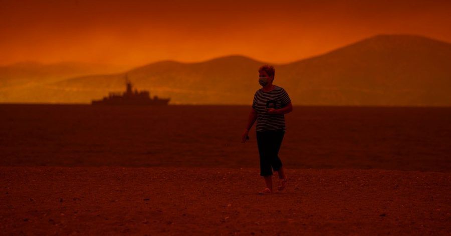 Rauch breitet sich über dem Meer vor der griechischen Insel Euböa aus. Italien, Griechenland und die Türkei kämpfen weiter gegen zahllose unkontrollierte Waldbrände.