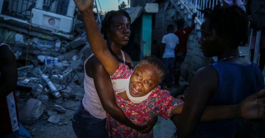 Oxiliene Morency weint vor Trauer, nachdem die Leiche ihrer siebenjährigen Tochter Esther Daniel aus den Trümmern ihres durch das Erdbeben zerstörten Hauses in Les Cayes, Haiti, geborgen wurde. Ein Erdbeben der Stärke 7,2 hat Haiti am Samstag erschüttert.