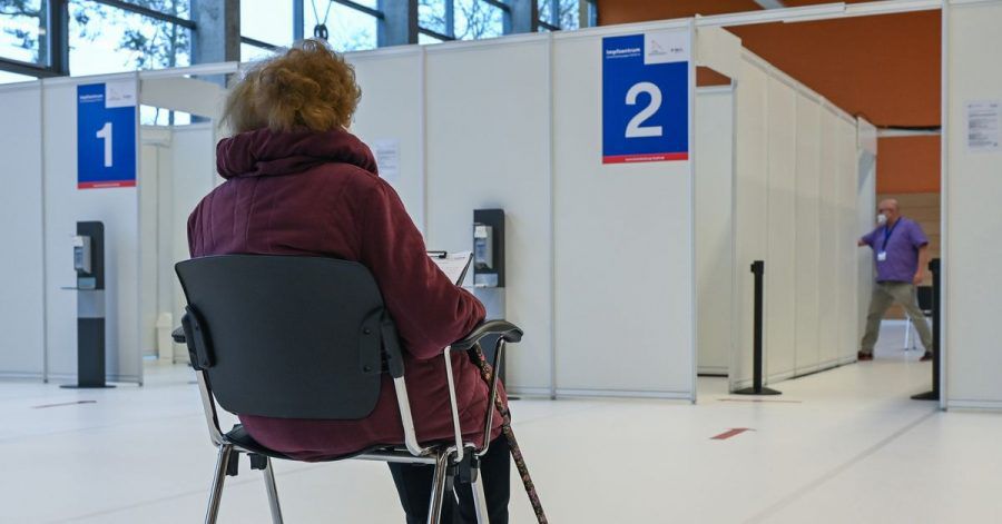 Eine Frau wartet im Impfzentrum Eberswalde auf ihre Schutzimpfung gegen Covid-19.
