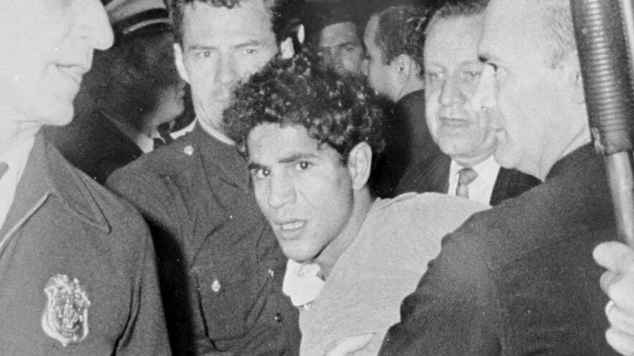 Sirhan Sirhan (Mitte) unmittelbar nach seinem Attentat auf Robert F. Kennedy. (stk/spot)