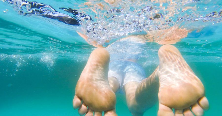 Schwimmen ohne kalte Zehen: Mit einer Wärmepumpe oder Solaranlagen lassen sich heimische Pools beheizen.