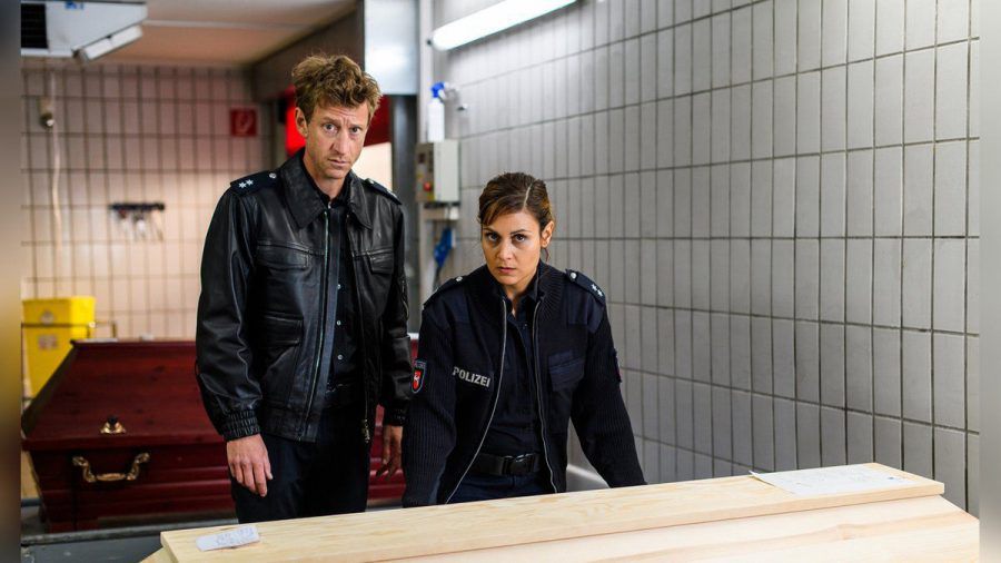 "Friesland - Hand und Fuß": Henk Cassens (Maxim Mehmet) und Süher Özlügül (Sophie Dal) schauen sich im Krematorium um. (cg/spot)