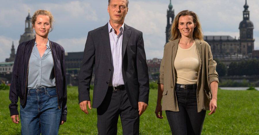 Cornelia Gröschel (l), Karin Hanczewski (r) und Martin Brambach bei einer Drehpause in Dresden.