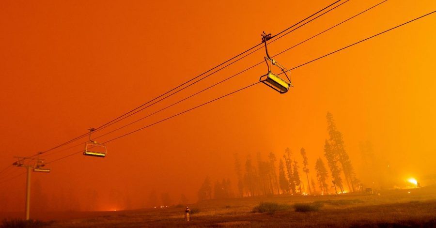Ein Skilift im Skigebiet Sierra-at-Tahoe vor dem Hintergund des Caldor-Feuers