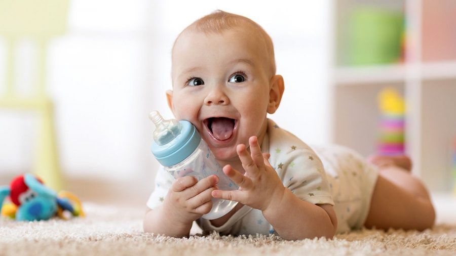 Kleine Babys ruhig schon Dinge anfassen lassen