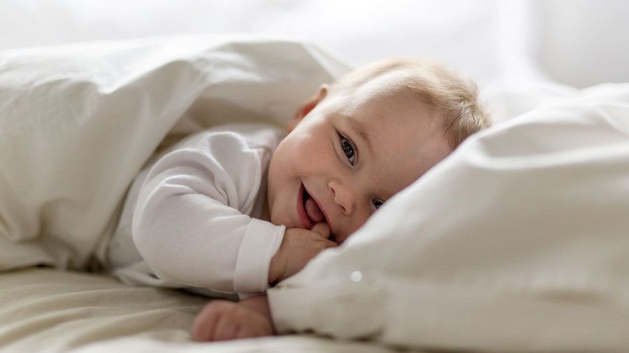 Darum sollte man Babys von ihrer "Lieblingsseite" weglocken