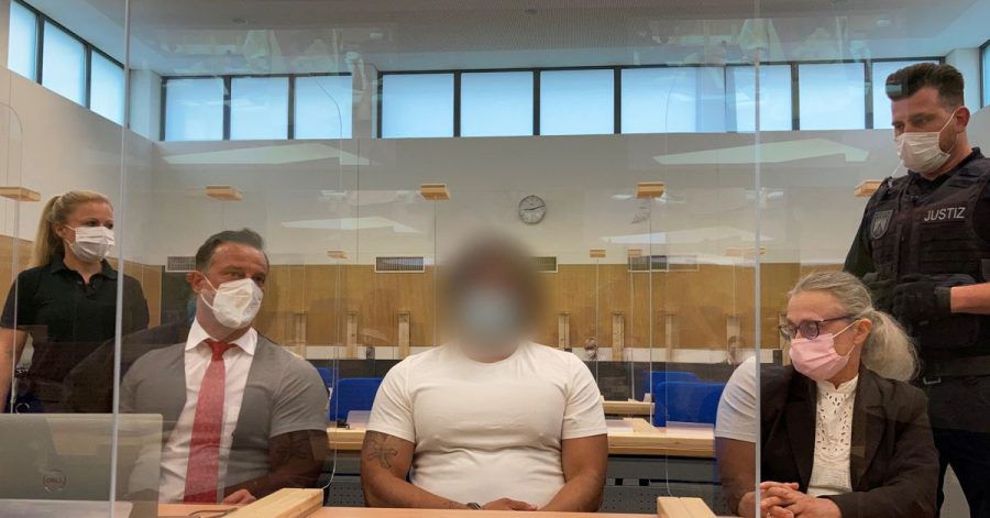 Der Angeklagte beim Prozessauftakt in Trier.