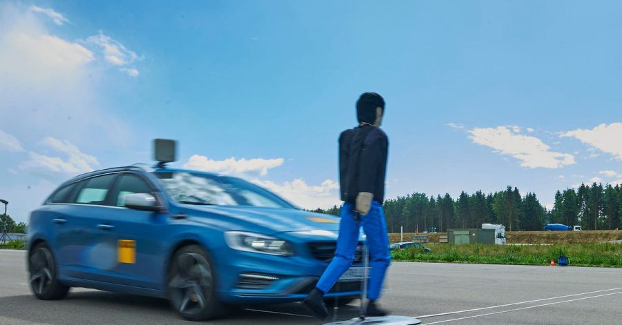 Ich sehe was, was Du nicht siehst...und bremse: Intelligente Technik soll Unfälle vermeiden helfen wenn Fußgänger oder Autofahrer mal nicht aufpassen.