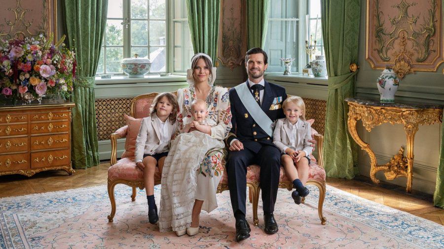 Die Taufe scheint dem kleinen Prinz Julian gefallen zu haben. Auf dem offiziellen Foto zum Event sitzt er auf Mamas Schoss. Neben Prinzessin Sofia haben sein ältester Bruder, Prinz Alexander, und sein Papa, Prinz Carl Philip, mit dem zweitältesten Bruder, Prinz Gabriel, Platz genommen. (ili/spot)