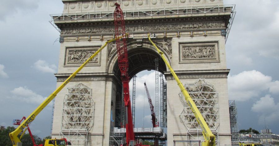 Kräne und Gerüste, aufgenommen vor der bevorstehenden Christo-Verhüllung des Pariser Triumphbogens.