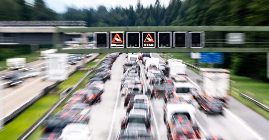 Wenn sich der Verkehr auf der Autobahn staut, müssen Autofahrer bei der Auffahrt besonders vorsichtig sein.