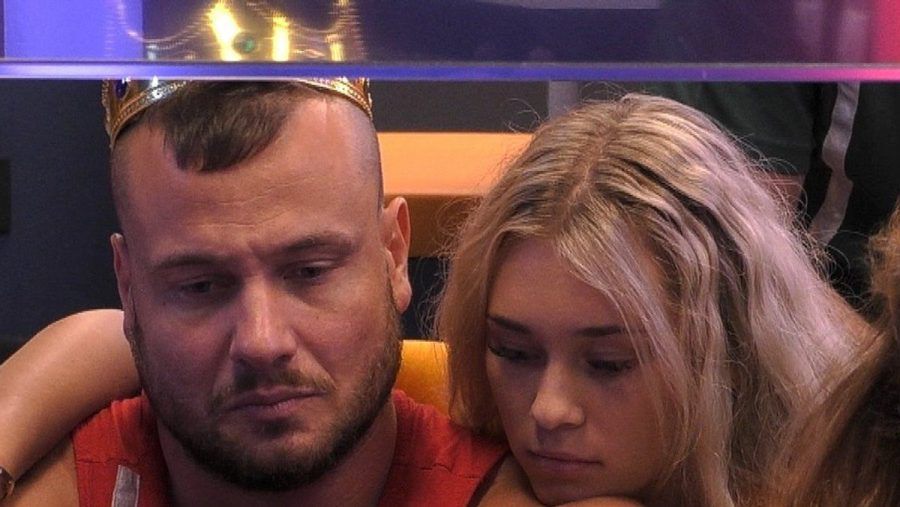 "Promi Big Brother": Payton Ramolla tröstet Eric Sindermann. (tae/spot)