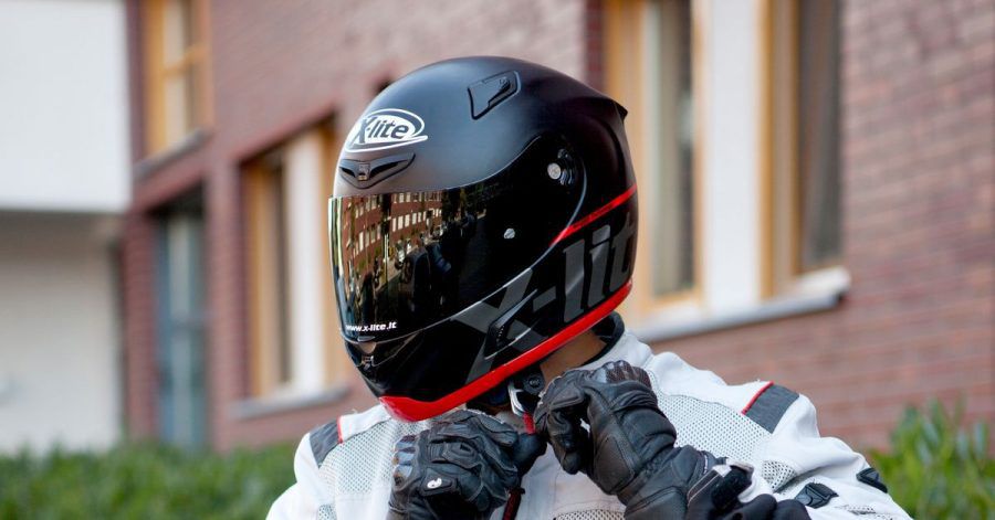 Wenn Insekten zu Projektilen werden: Experten raten, das Helmvisier beim Motorradfahren immer geschlossen zu halten.