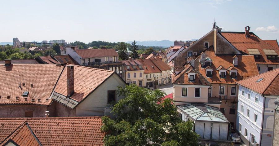 Von der Dachterrasse der Stara Posta (Alte Post) bietet sich ein schöner Blick über die Stadt Kranj.