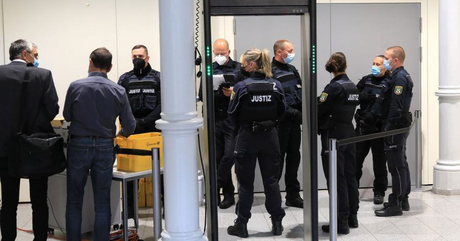 Justizbeamte stehen vor dem Saal 1 im Amtsgericht.