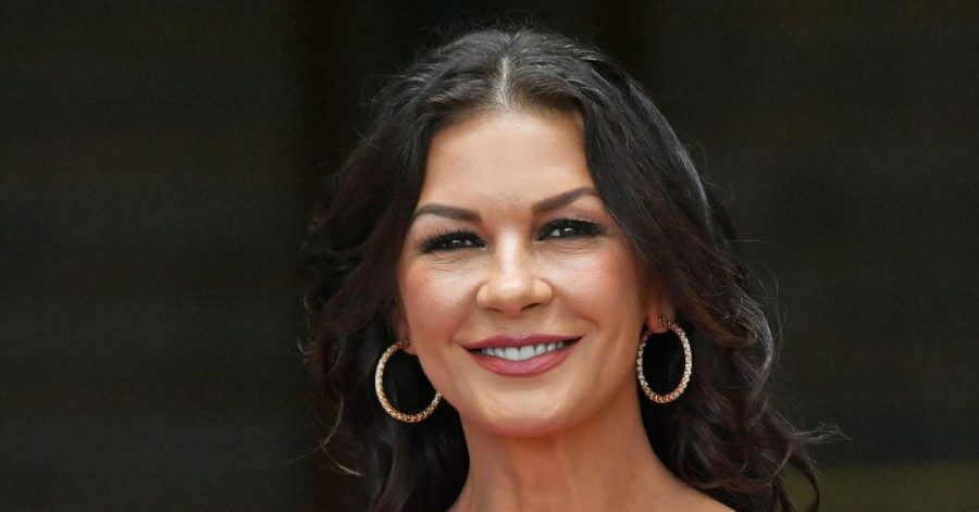 Catherine Zeta-Jones spielt die Rolle der Morticia Addams.