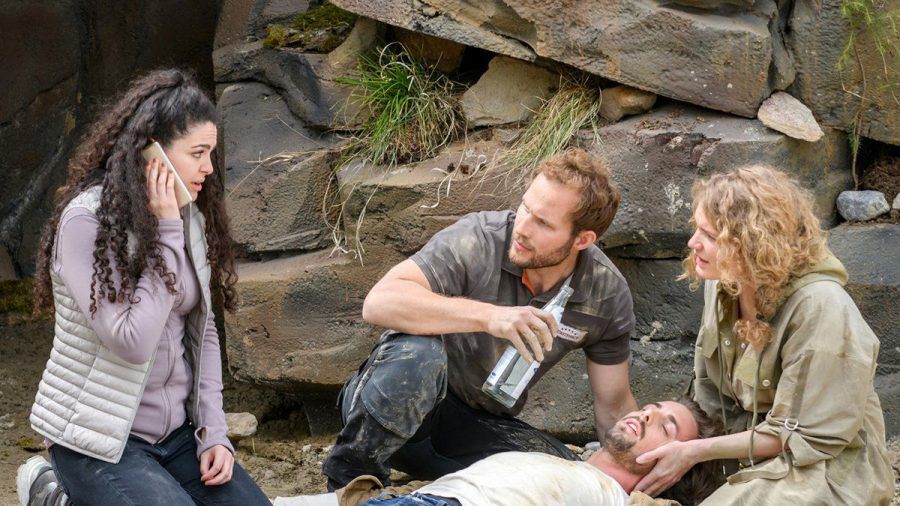 "Sturm der Liebe": Florian (hinten M.) spielt seine Rolle als Retter vor Shirin (l.), Hannes und Maja herunter. (cg/spot)
