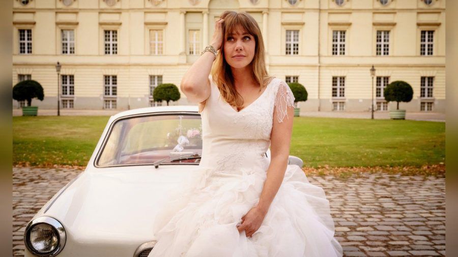 "Berlin, Berlin - Der Kinofilm": Wer ist der Richtige? Lolle (Felicitas Woll) kommen Zweifel. (cg/spot)