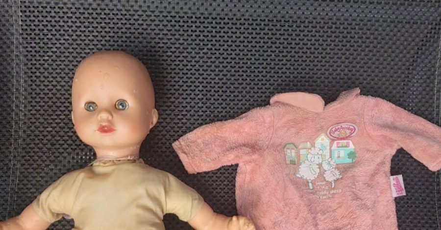 Die Puppe kehrt wieder heim.