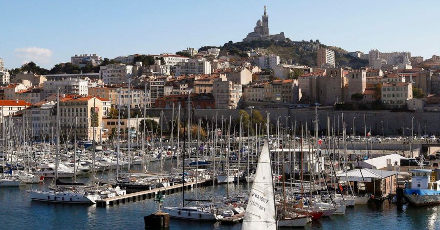 Blick auf den alten Hafen Marseilles, auch bekannt als Vieux-Port. Seit Mitternacht gelten größere Teile Frankreichs als Corona-Hochrisikogebiet.