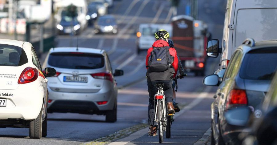 Zu wenige oder unsichere Radwege: Im Autoland «Deutschland» wird Radfahrern oft nur wenig Platz eingeräumt, bemängelt der ADFC.