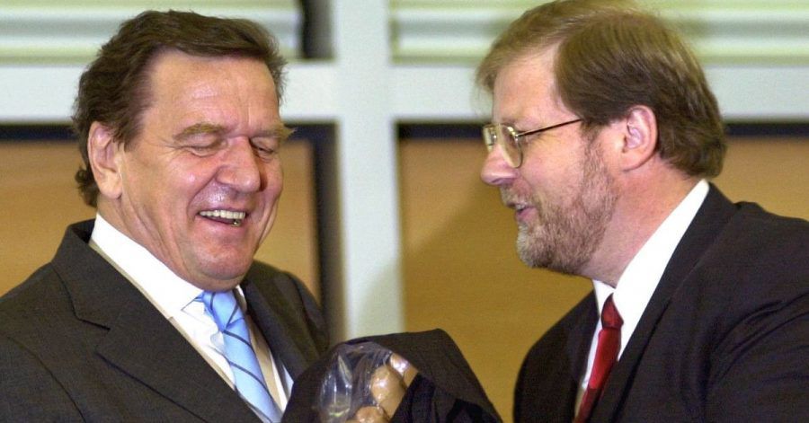 2002 erhält Gerhard Schröder (l) Currywürste von Hans-Jürgen Uhl, dem damaligen Geschäftsführer des Gesamt- und Konzernbetriebsrates von VW.