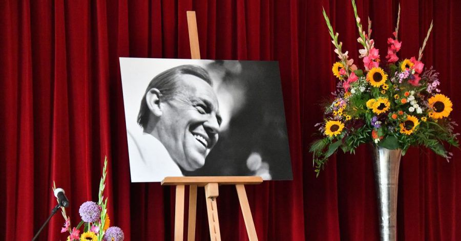 Ein Bild von Herbert Köfer und Blumen auf der Bühne.