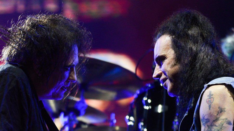 Robert Smith und Simon Gallup (r.) während eines Auftritts. (wue/spot)