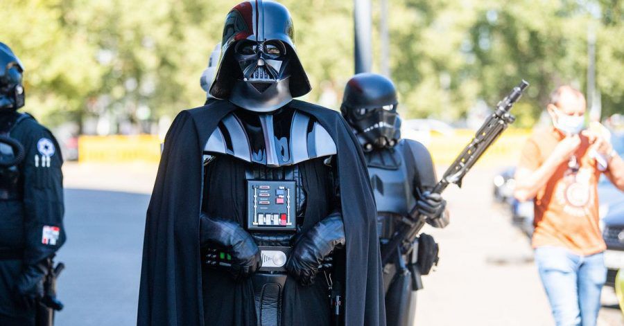Darsteller in Kostümen aus der Filmreihe Star Wars stehen vor dem Duisburger Impf-Zentrum.