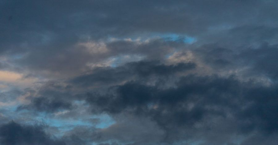 Dunkle Wolken zeichnen sich am Himmel nach Sonnenaufgang ab.