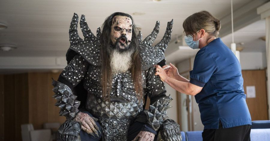 Mr. Lordi, Sänger der finnischen Hard-Rock-Band Lordi, wird von der Krankenschwester Paula Ylitalo geimpft.