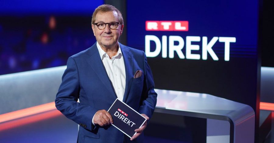Der Moderator Jan Hofer steht im Studio der Nachrichtensendung «RTL Direkt».