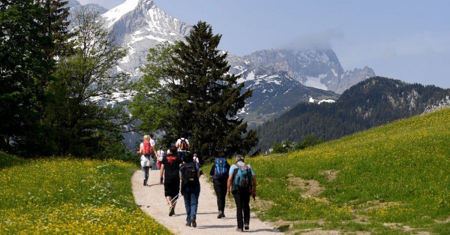 Wandern in den Bergen ist beliebt. Der Deutsche Alpenverein (DAV) hat im vergangenen Pandemie-Jahr trotz geschlossener Kletterhallen und eines eingeschränkten Hüttenbetriebs weiteren Zulauf erlebt.
