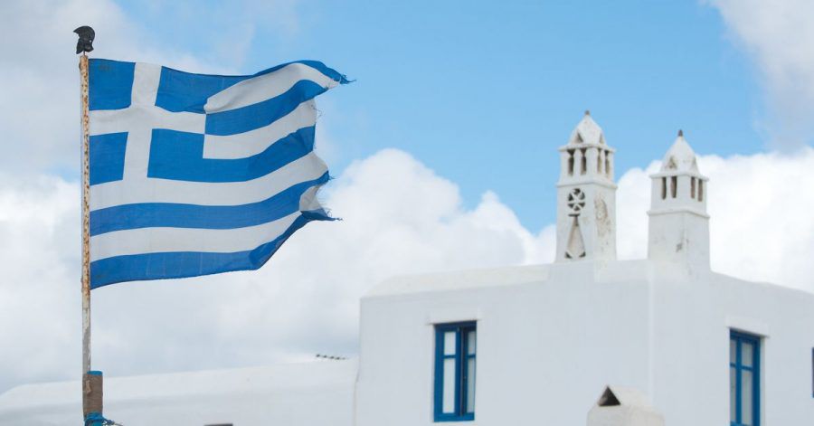 Die griechische Fahne weht auf der Insel Mykonos.