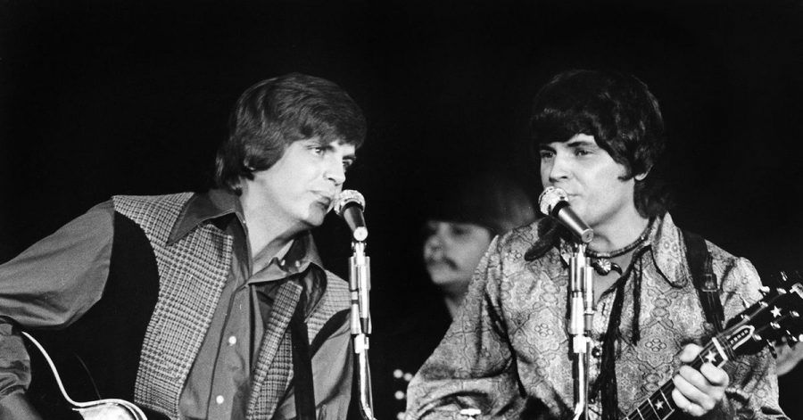 Die Everly Brothers, Phil Everly (l) und Bruder Don (r) im Dezember 1970 in Las Vegas.