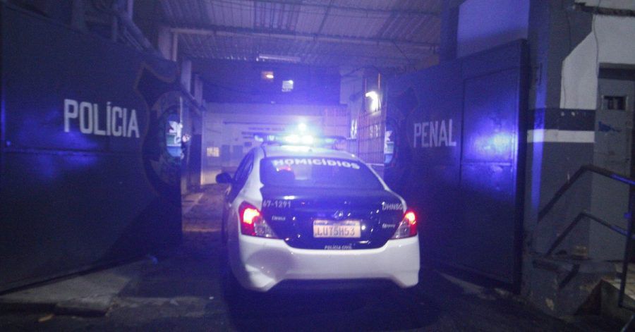 Polizeiwagen bringen die ehemalige brasilianische Abgeordnete und evangelikale Pastorin Flordelis dos Santos in ein Gefängnis in Rios Zwillingsstadt Niteroi.