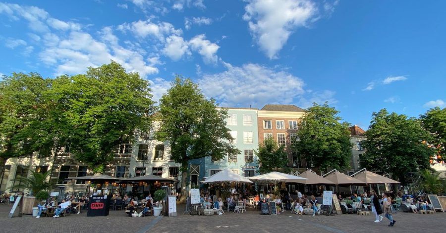 Cafés überall auf dem Brink, dem zentralen Platz: In Deventer spielt sich das Leben im Sommer auf der Straße ab.