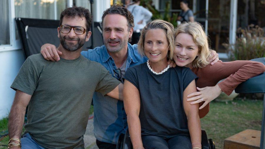 Freundeten sich während der Dreharbeiten an: Das echte Ehepaar Cameron (l.) und Sam Bloom (2.v.r.) und ihre Filmversionen, die Schauspieler Andrew Lincoln (2.v.l.) und Naomi Watts. (wag/spot)