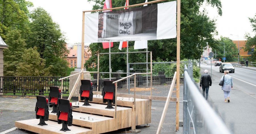 Die Installation «Kulisse» von Lisa Maria Baier steht vor der Brücke der Freundschaft hinter einem Bauzaun.