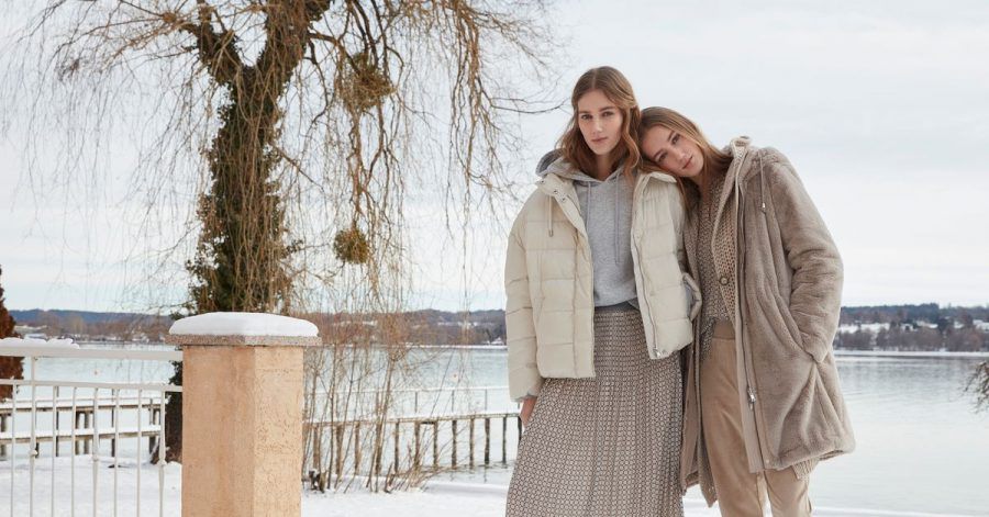 Angesagt ist die Kombination des Plisseerocks mit Oversized-Oberteilen - wie etwa das Label Oui es macht, mit einem übergroßen Pullover und weiter Jacke (Rock ca. 120 Euro).