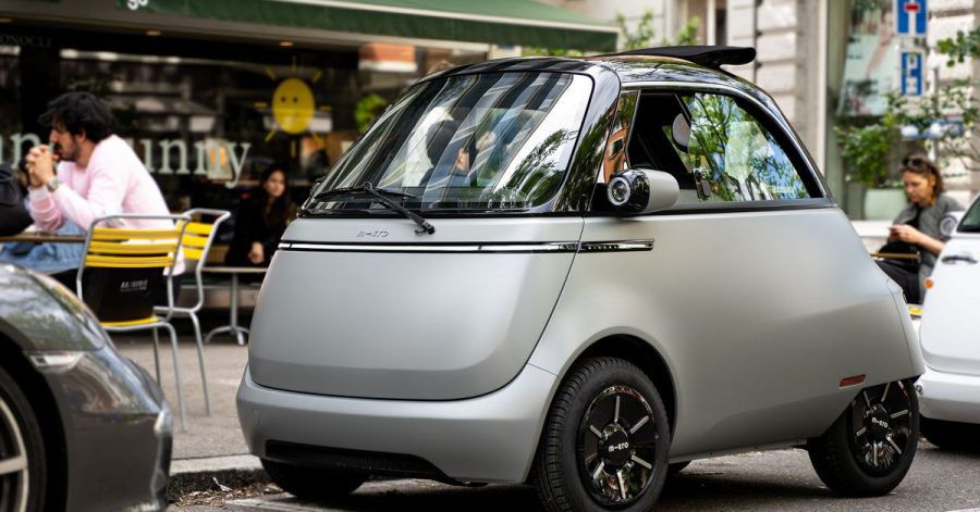 Der elektrische Microlino ist ein kompaktes Stadtauto für zwei Personen.